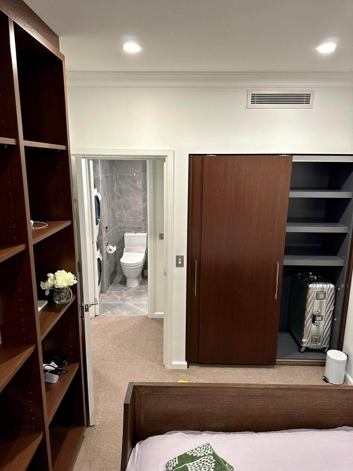 Private 1 Bed Accom With Bathroom In A 3 Bed Apartment - Melb Cbd, Regency Towers - Free Parking, Wifi And Pool Melbourne City Exterior foto