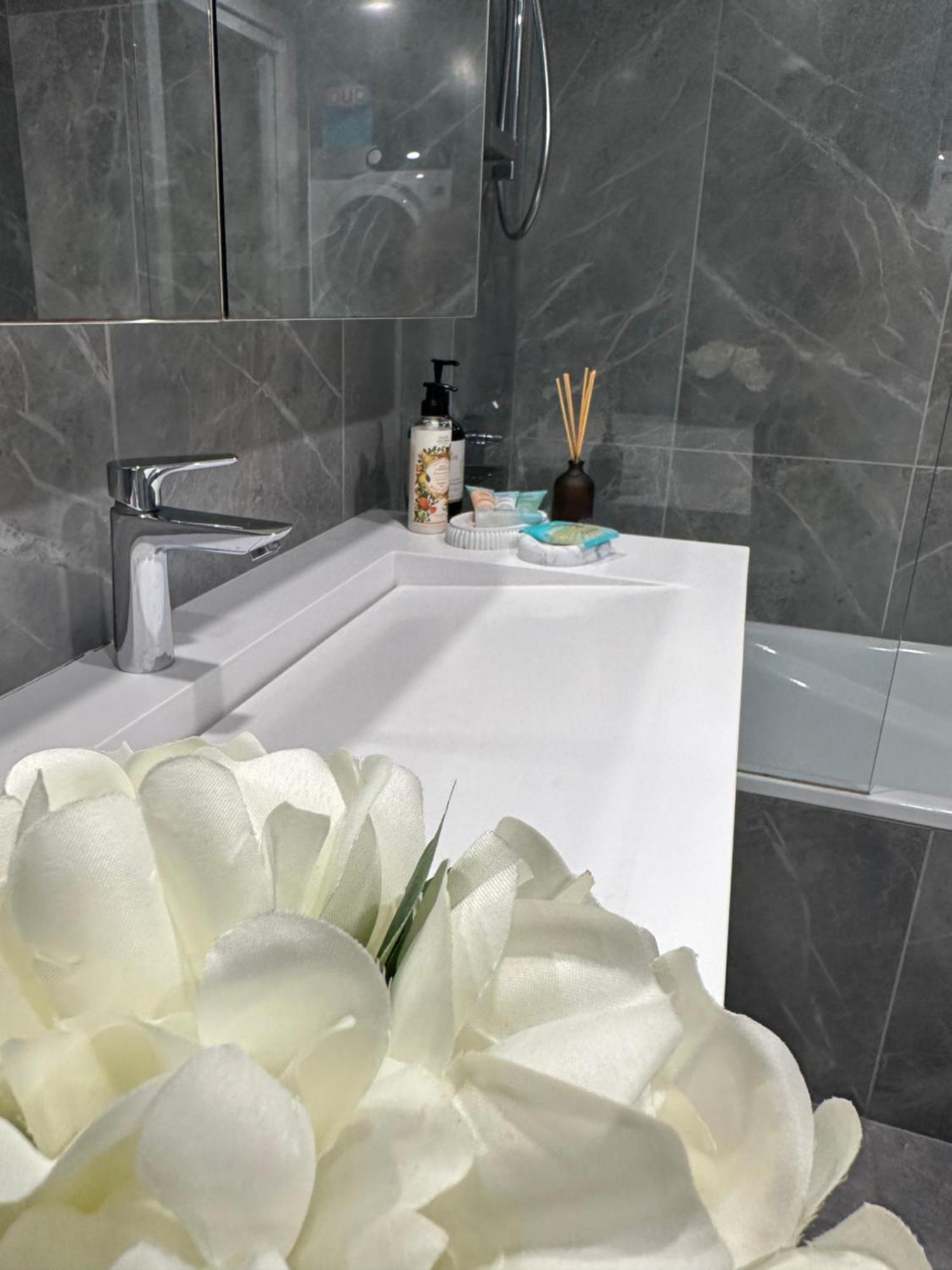 Private 1 Bed Accom With Bathroom In A 3 Bed Apartment - Melb Cbd, Regency Towers - Free Parking, Wifi And Pool Melbourne City Exterior foto